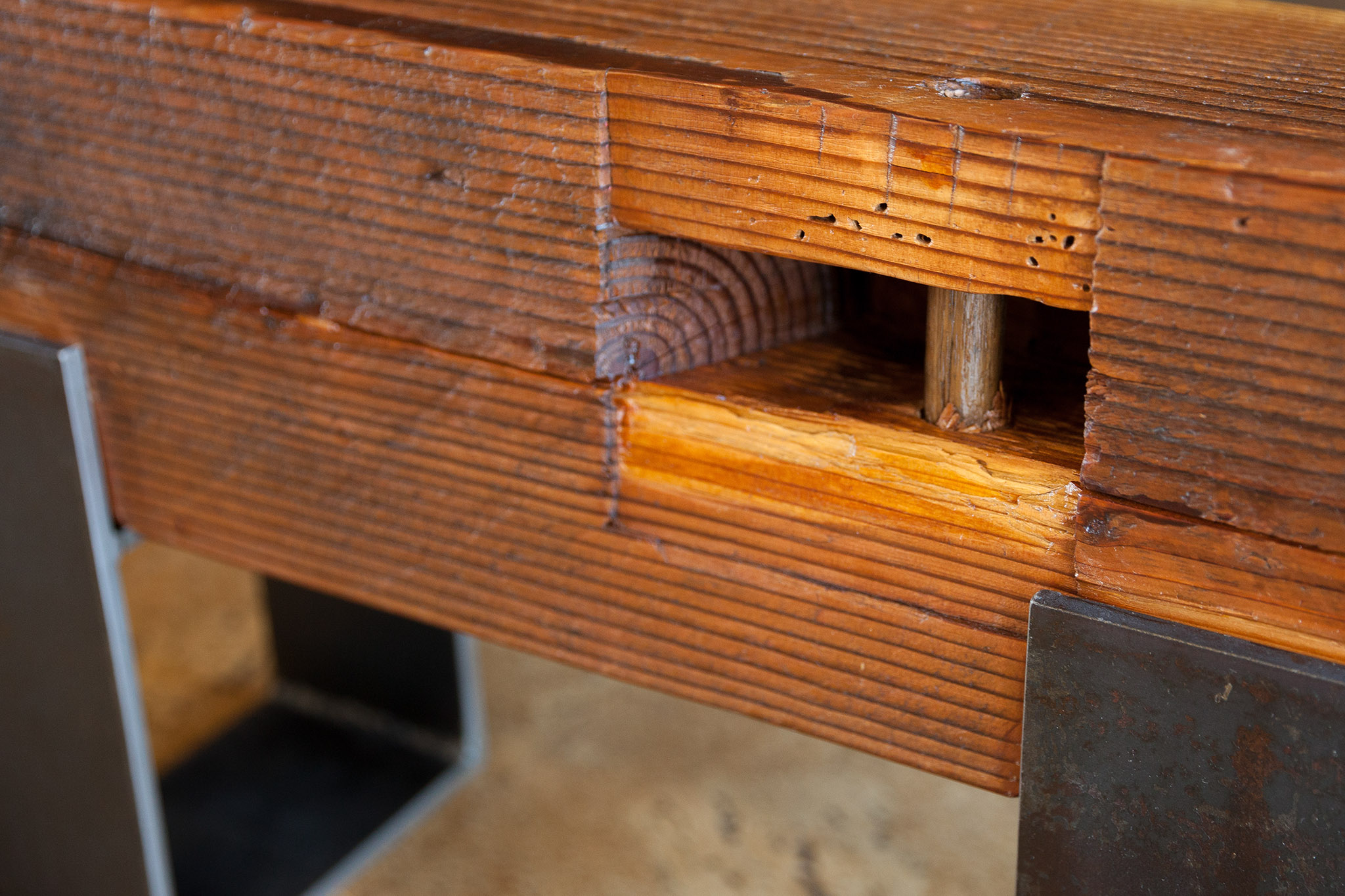 Read more about the article Reclaimed Wood Beam and Steel Plate Bench